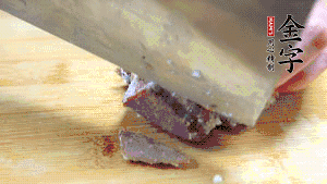 金字鹵牛肉打開包裝，把牛肉切成片狀。（眼見為實，用一整塊牛肉鹵制的鹵牛肉哦，牛肉的香氣感覺撲鼻而來有木有！?。。?>
					</div>
					<span>步驟 6/7</span>
					<p>金字鹵牛肉打開包裝，把牛肉切成片狀。（眼見為實，用一整塊牛肉鹵制的鹵牛肉哦，牛肉的香氣感覺撲鼻而來有木有?。。。?/p>
				</li><li>
					<div   id=