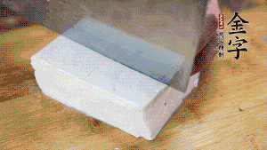 豆腐切成小塊，臘肉切成薄片，辣椒切成小圈。