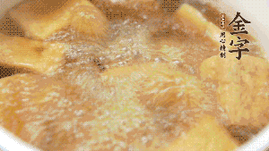 另起一個(gè)湯鍋，倒入適量清水，加入炸好的豆腐塊。待水沸騰后，加入臘肉，用生抽、料酒、火腿高湯調(diào)味。燉煮至臘肉熟透，加辣椒圈增加點(diǎn)辣味。（調(diào)料可以根據(jù)個(gè)人口味適當(dāng)調(diào)整，火腿高湯能夠讓湯汁更加層次豐富。）