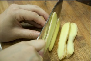 火腿切片，生姜切片。