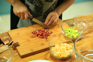 金字火腿隔水蒸15分鐘后切成小丁。