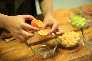 雞蛋蛋白和蛋黃分開(kāi)，把蛋黃打散。