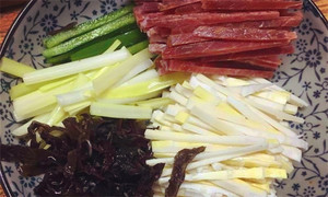 黑木耳泡發(fā)，黑木耳、韭黃、雷筍、青椒切成絲。