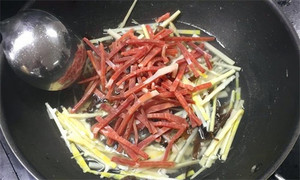 火腿絲、筍絲、黑木耳絲汆水后，瀝干。