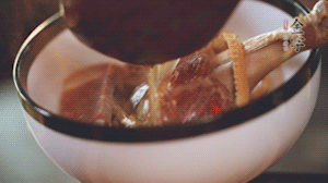 筍干提前冷水浸泡3小時，浸泡后將筍干撕成條狀。