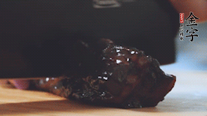 金字風(fēng)味醬肉切小塊。