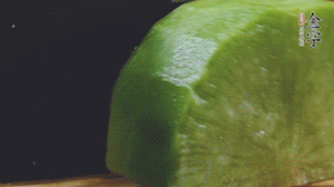 青蘿卜去皮切小塊。