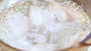 五花肉切塊，加姜片焯水備用。