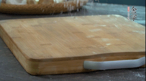 【面皮】3.案板撒點糯米粉，將面團搓成均勻的小團子。