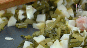 【餡料】2.鍋中油8成熱時，依次放入春筍、雪菜、淡咸肉，翻炒出香味。