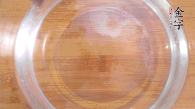 金字火腿切小片，浸泡5分鐘。