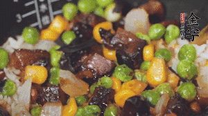 出鍋前加蠔油、生抽調(diào)味，撒點(diǎn)熟白芝麻即可。