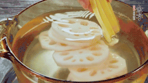 把藕和土豆焯水至八成熟，盛出瀝干水分。