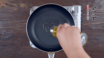 魚頭對開，洗凈瀝干。鍋中加油，把魚頭兩面煎至金黃色，期間加蔥姜，每面約需時2-3分鐘。