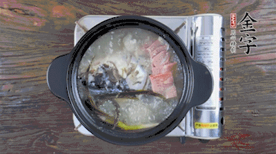 放豆腐、海鮮菇繼續(xù)中小火煮5分鐘。