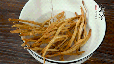 黃花菜、香菇提前泡發(fā)。黃花菜去掉硬頭，香菇切片。