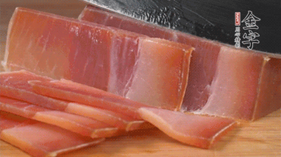 金字火腿切片，溫水浸泡5分鐘。