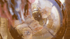 鍋中依次放姜片、排骨、火腿，加料酒、清水煮開轉小火煮30分鐘。