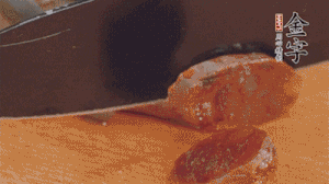 麻辣香腸蒸熟后，切片待用。