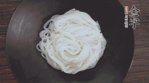 依次放入黃瓜絲、花生米、燙熟的豆芽、麻辣香腸、香菜、擺盤即可。