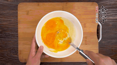 雞蛋加鹽、料酒打散后，加1.5倍溫水?dāng)嚢杈鶆颉?>
					</div>
					<span>步驟 2/5</span>
					<p>雞蛋加鹽、料酒打散后，加1.5倍溫水?dāng)嚢杈鶆颉?/p>
				</li><li>
					<div   id=