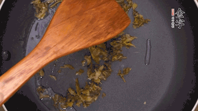 鍋中3成油溫時(shí)，下雪菜、辣椒圈翻炒40秒。