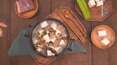 出鍋前撒蔥花。