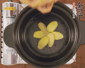 準(zhǔn)備土砂鍋，放姜片、鴿子、火腿片、蔥結(jié)、料酒，加沒(méi)過(guò)食材多些的清水，中小火燉煮。