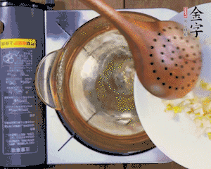 春筍丁焯水，1分鐘后加火腿丁一同汆燙1分鐘。