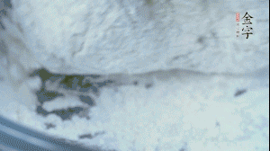 【面皮】2.將糯米粉和粳米粉混合，加煮好的艾草和適量清水，揉搓成面團。