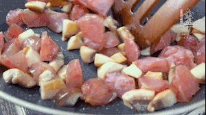 【餡料】4.鍋中油8成熱時，依次放入菌菇丁、香腸丁，適當放點糖調味，炒熟。