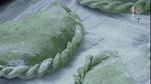 【制作】2.蒸架上墊浸濕的屜布，再放上清明果，大火蒸10~15分鐘，完成，出鍋啦！