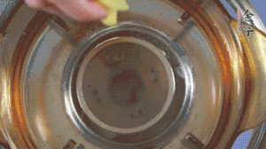 金字淡咸肉加姜片、料酒，冷水入鍋焯水。