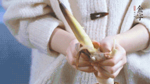 春筍切滾刀塊，加少許鹽，焯水備用。