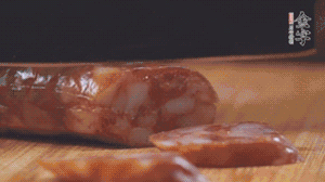 金字麻辣香腸切片，小青菜焯熟備用。