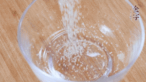 制作醬汁：1湯匙蠔油、1湯匙涼開水、2湯匙生抽、1/2湯匙白砂糖、少許辣椒圈。