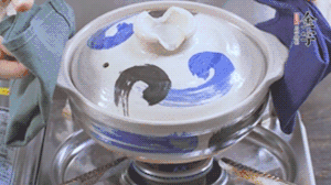 每隔30s將鍋傾斜一側(cè)。（受熱更均勻，鍋巴更噴香）