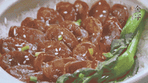 燜好后放入小青菜，均勻淋上醬汁，撒上蔥花或芝麻即可。