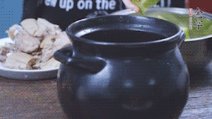 另起砂鍋，依次放入蘿卜、羊肉、火腿蹄片，加料酒、清水沒過食材。