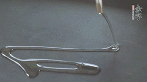 鍋中加少許油，爆香蔥姜蒜、香料 ，喜歡麻的也可以加點花椒！接著放入郫縣豆瓣醬煸炒出紅油。