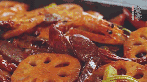 撒上芝麻和蔥，一道鮮香熱辣的麻辣香腸香鍋就做好了！