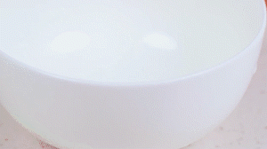 香腸切片，南瓜洗凈去皮切小塊，洋蔥切絲，米淘洗干凈備用。