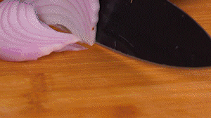 鍋中少許油，熱油倒入香腸煸炒出油，倒入南瓜塊、洋蔥翻炒片刻。