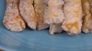 炸制油溫在7成左右，茄子炸至金黃色即可撈出。