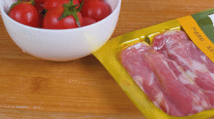 洋蔥、土豆切丁塊，火腿切小片，小番茄對(duì)半切開(kāi)。