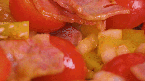 接著放入土豆和洋蔥，翻炒兩分鐘斷生。