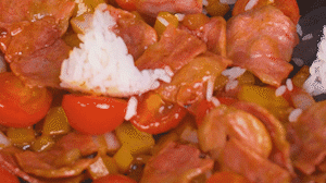 將米飯倒入鍋中搗散，同其他食材混合拌炒均勻關(guān)火。