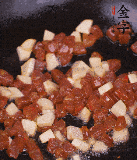 鍋中熱油，下香腸丁、茭白丁大火炒出香味。倒入米飯拍散，炒2～3分鐘。