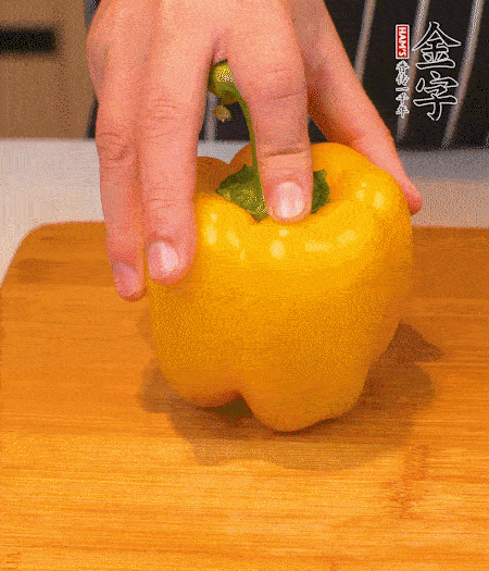 干花菇提前泡發(fā)，胡蘿卜、青椒、黃椒和花菇切丁，小紅椒切圈，小蔥切末。