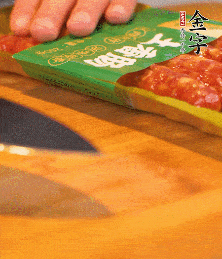 洋蔥切丁，金字土香腸切片。